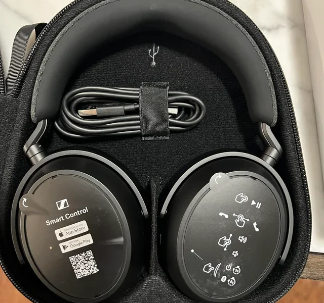 Sennheiser Momentum 4 Controls